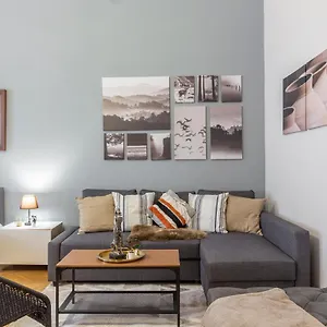 Apartment Spacious & Cozy Downtown With Balcony, Budapest